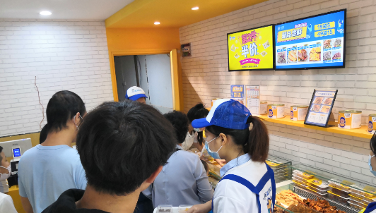 消费者在叶阿梅盐创始店万松园门店现场试吃
