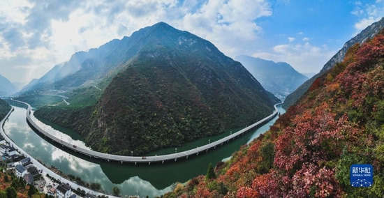 11月27日，车辆行驶在三峡库区湖北省宜昌市兴山县的“水上公路”上（无人机全景照片）。 新华社发（郑家裕摄）