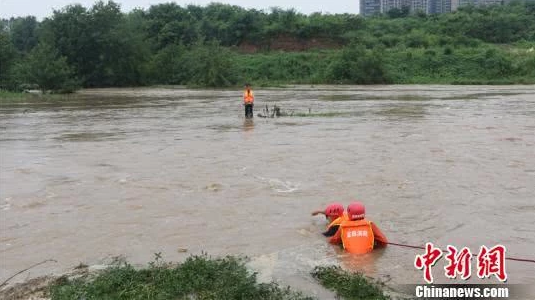 消防队员携带水域救援装备前往河中心 江继乐 摄