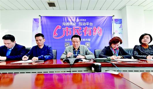 图为武汉市天然气有限公司党委副书记余国华（左三）和公司多部门负责人接听热线