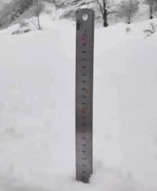 26日，宜昌百里荒积雪已达30厘米。