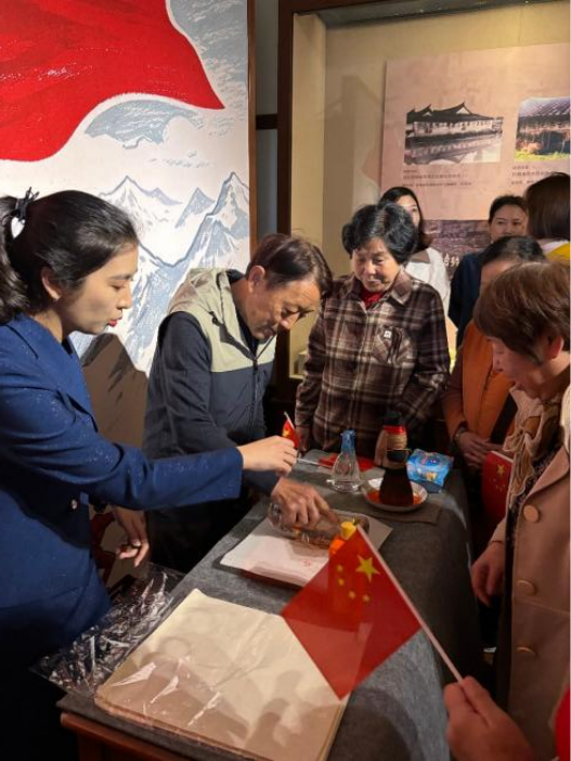 展览开展现场非遗拓印活动吸引了众多观众参与