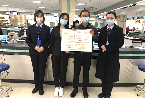 图为2021年11月,武汉五和中医医院互联网医院在武汉市蔡甸区拿到武汉市第一张区级审批的《医疗机构执业许可证》。新华网发
