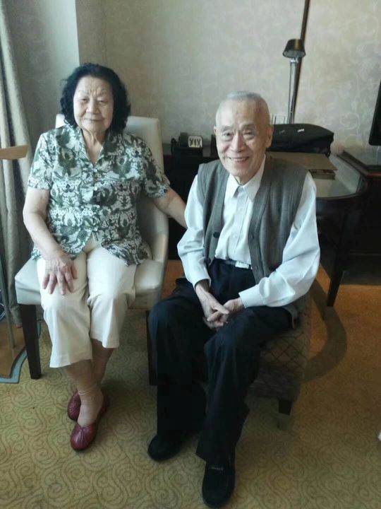 天文學(xué)家韓天芑(右)