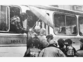 上世纪80年代末,公交1路售票员为乘客贴心服务