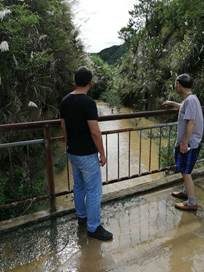 图：7月8日凌晨将军山村降雨量达到110毫米，碾子河水库和漆家畈水库压力陡增，上午驻村第一书记刘振华带领区法院、税务局联合工作队和村干部，赶赴两座水库巡堤查防，查找安全隐患，布置下一步防汛工作。