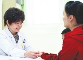 姚辉在门诊接待家长咨询。(通讯员张祖国 摄)