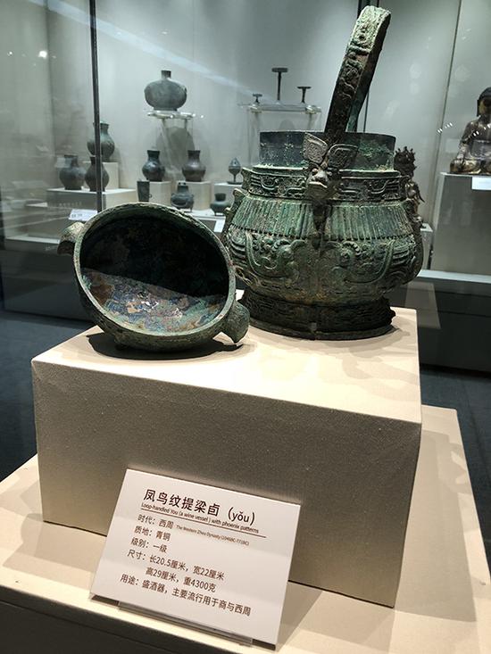 参展展品凤鸟提梁卣。 澎湃新闻记者 王乐 图