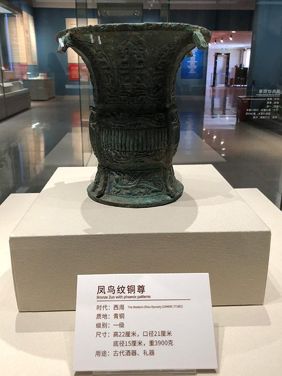 参展展品凤鸟纹铜尊。 澎湃新闻记者 王乐 图