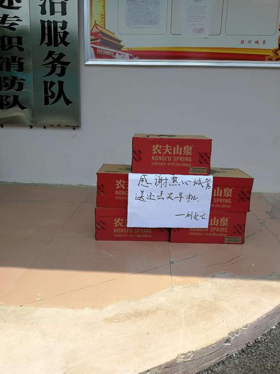 城管捡到手机归还失主 对方送来5箱矿泉水表示