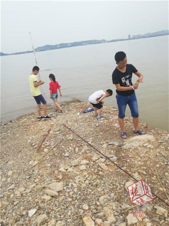 丁金芳带着小朋友在江边玩，发到亲人群的照片