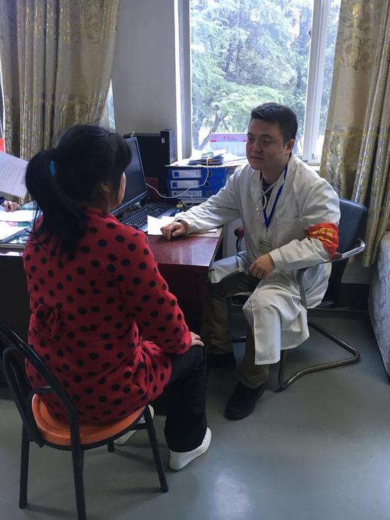 汪德坤醫(yī)生給王女士檢查后，對她進行運動指導。 通訊員童露 攝