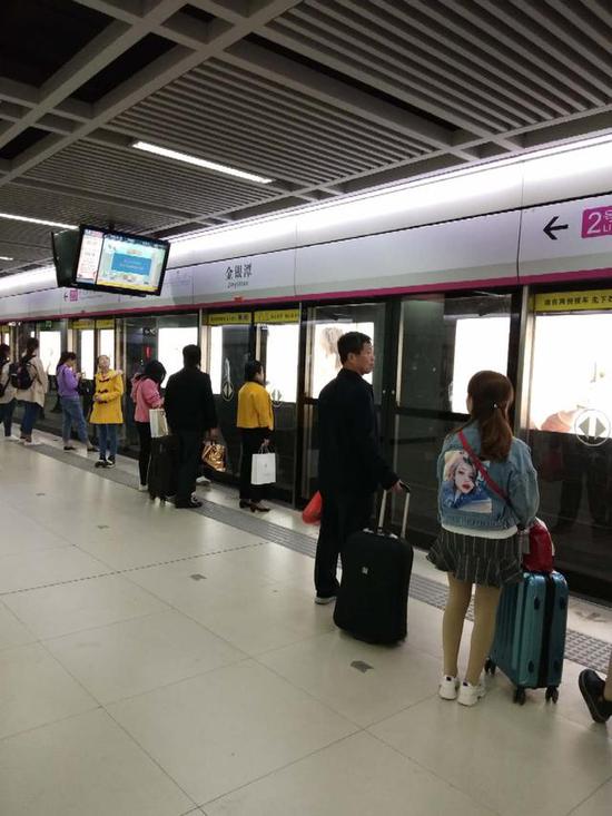 图为金银潭站内,前往天河机场的乘客等候换乘。记者李爱华摄