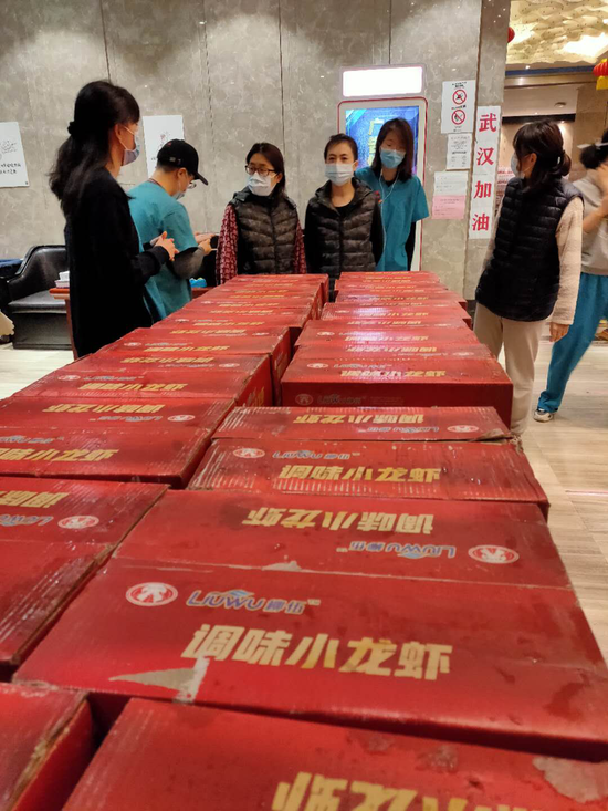 潜江小龙虾抵达援鄂医疗队驻地