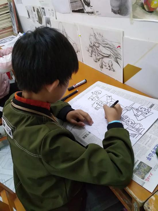 王福文的小外孙正在作画