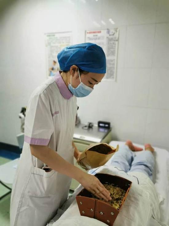 中医适宜技术推广护师许婵在为患者做治疗