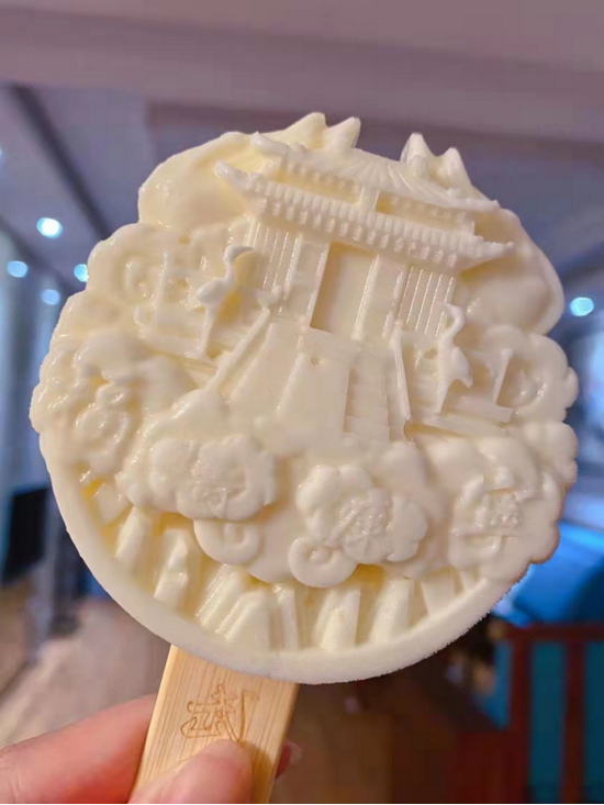 吉祥如意的“金顶”雪糕 拍摄者:汪伟
