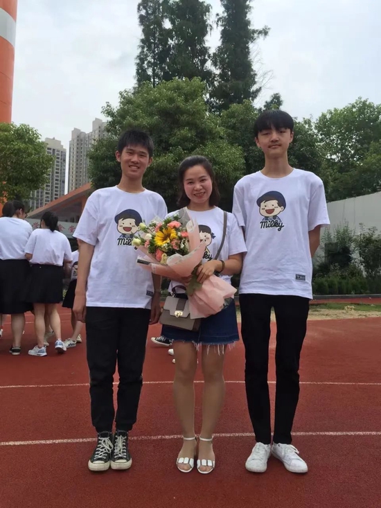 ▲彭文乐(右一)与老师、同学的毕业合照