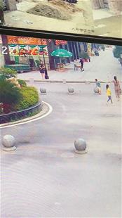 图为监控拍下黄狗咬人