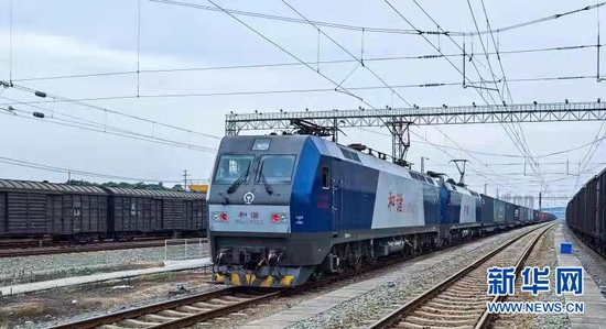 图为3月8日，X8795次列车从宜昌东站出发驶往成都。新华网发 冯涛摄