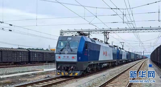 圖為3月8日，X8795次列車從宜昌東站出發(fā)駛往成都。新華網(wǎng)發(fā) 馮濤攝