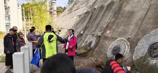 参观桃花溪小镇山泉水取水