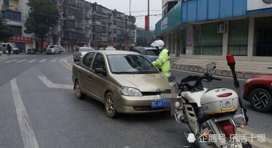 执勤交警将嫌疑车辆拦停