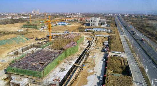 问津大道旁的邾城客运站正如火如荼建设。摄影:吴毅