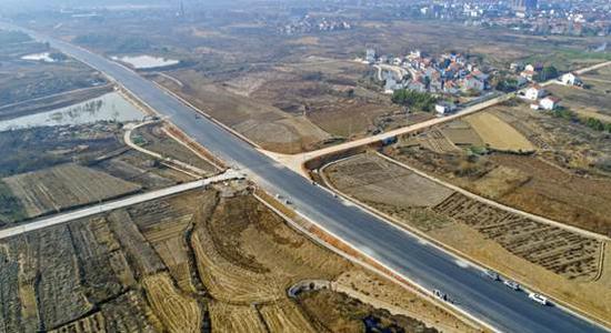 国道G230阳福路双向四车道基本完成全线刷黑。吴毅 摄