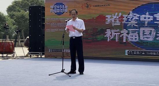 图为武汉市黄鹤楼公园管理处党委书记、主任李鸣生致辞