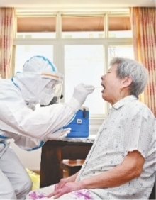 24日，在硚口区长寿社区，医务人员上门为行动不便的老人采样 长江日报记者郭良朔 摄