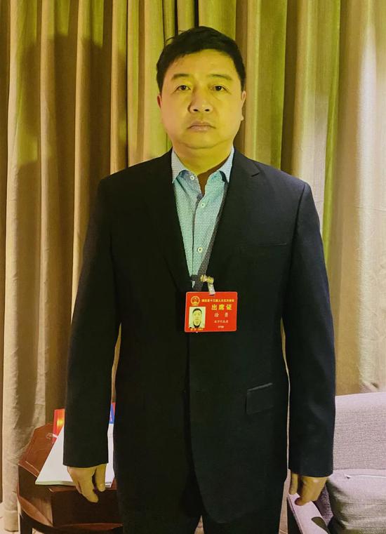 省人大代表、赤壁市蒲纺六米桥社区党总支书记徐勇(湖北日报全媒记者袁超一 摄)
