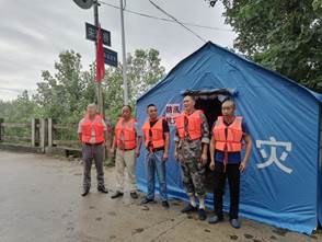 图：连日来普降大雨，举水河水位跳涨，驻宋渡村第一书记朱国富带领积玉桥街、区民政局联合工作队参与防汛值守工作。