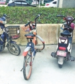 在武湖街地铁21号线高车站附近,共享单车频现上私锁(见习记者胡雷 摄)