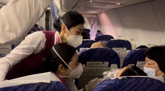 两名旅客同时突发疾病 万米高空乘务组紧急救治