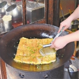 汉阳区五龙路,一家豆皮店老板在加工豆皮 长江日报记者史伟 摄