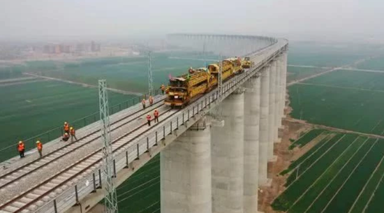 蒙华铁路山西汾河特大桥铺轨