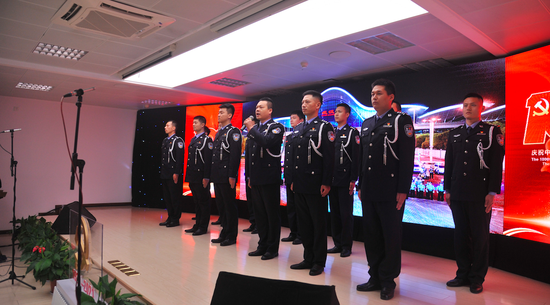 巡警大队的合唱《我们走在大路上》