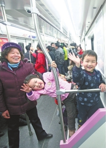 2012年12月28日,武汉第2条轨道交通线路武汉地铁2号线正式开通运营 记者陈卓 摄