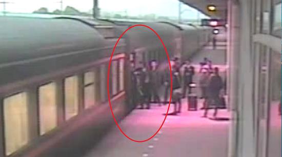 于某堵住车门 武汉铁路警方供图