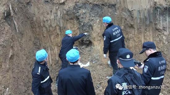 ▲2017年1月,桐庐警方在桐庐县瑶琳镇大庙村敖岭山寻找王海涛的遗体。警方供图