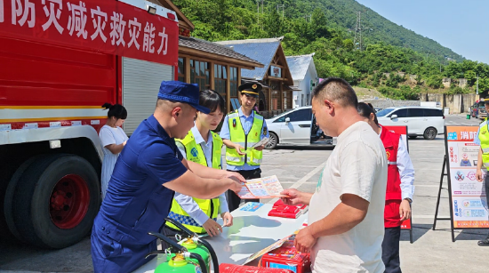 宜昌市消防救援支队消防员在榔坪服务区为过往司乘人员发放宣传手册讲解防灾减灾知识 &nbsp;覃云红/摄