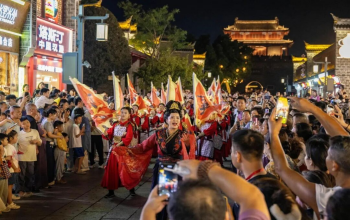 市民和游客在襄阳古城夜游。