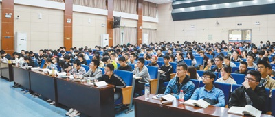 武漢大學(xué)“測繪學(xué)概論”課堂。（資料圖片）