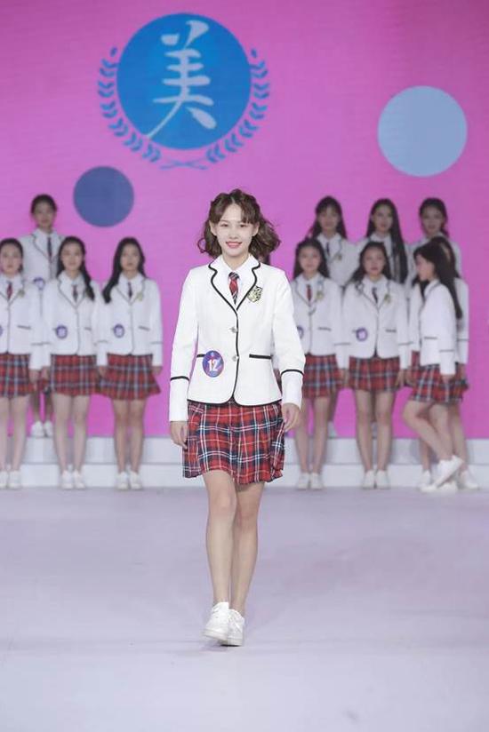 杨杨展示校园服装