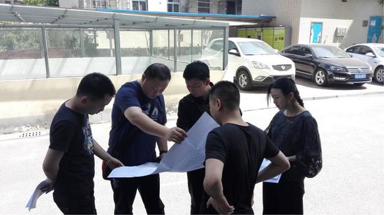 武昌一物业公司违规将架空层封闭 城管依法及