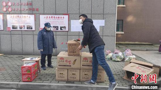 黃岡江岸名都小區(qū)為居民代購生活物資 郝詩光 攝