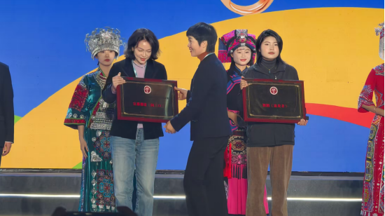 湖北省委宣传部领导为襄阳获奖的群众文艺“十佳精品”作品颁奖
