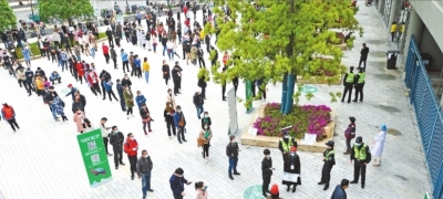 4月21日,五环体育中心,2020年复工复产企业系列现场招聘活动临空港经济技术开发区(东西湖区)分会场,求职者排队等候分批次进场 长江日报记者喻志勇 摄