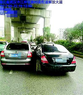 圖為黑色比亞迪撞擊加塞車輛碰瓷(視頻監(jiān)控圖)